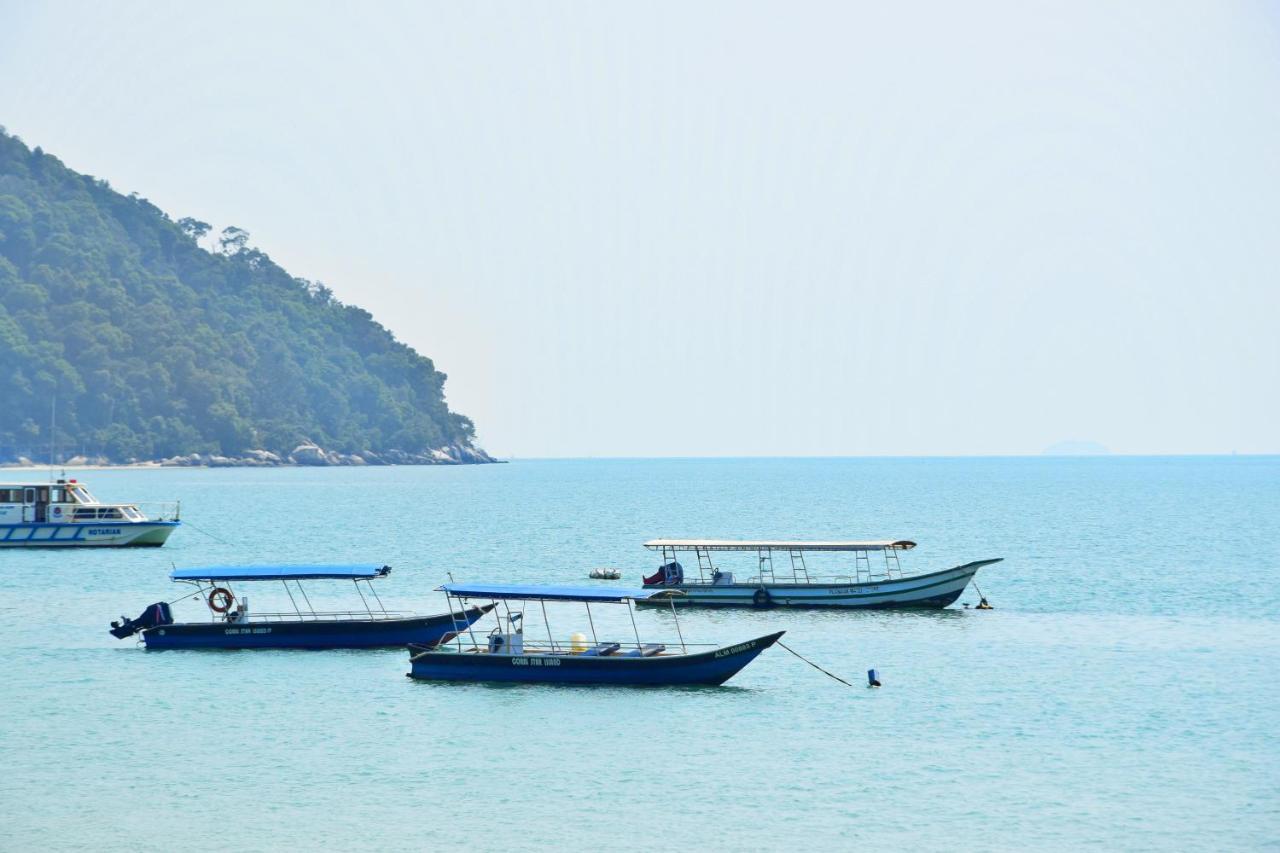 Avi Pangkor Beach Resort Kampong Pasir Bogak Exterior photo